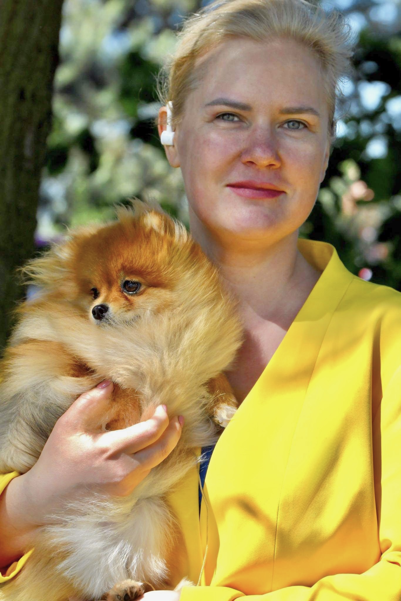 Julia mit einem Deutschen Spitz